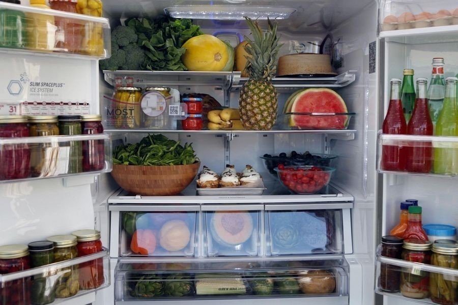 Холодильник полный еды