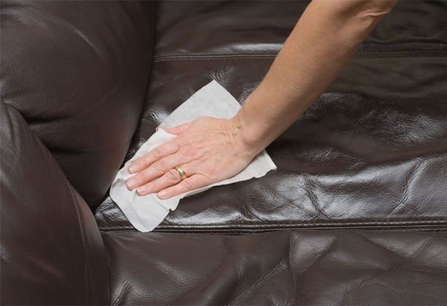 Очистить обивку дивана от разводов