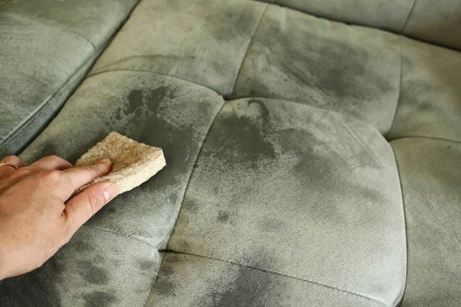 Как вывести сложные пятна с обивки дивана?