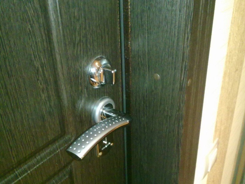 Разболталась дверная ручка в металлической входной двери