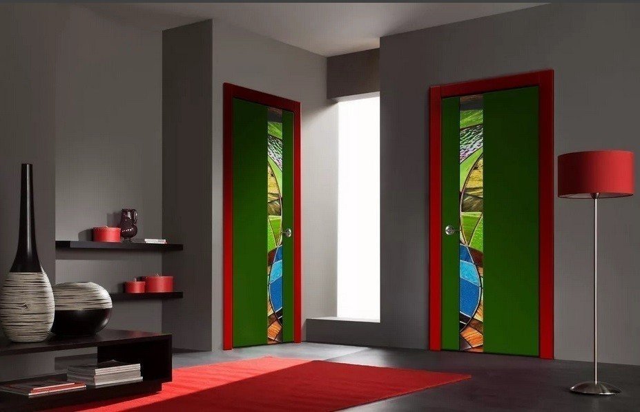 Разноцветные двери в интерьере