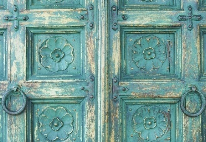 Старая деревянная дверь краска
