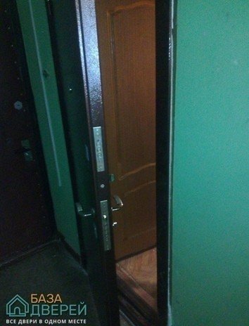 Дверь квартирная входная в подъезде