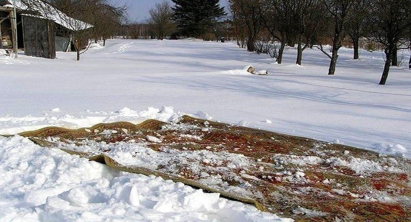Выбивание ковров на снегу