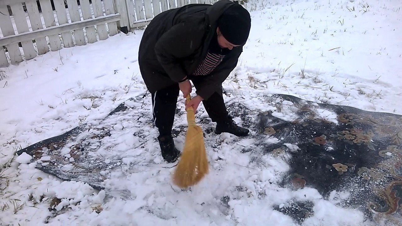 Выбивать ковер на снегу