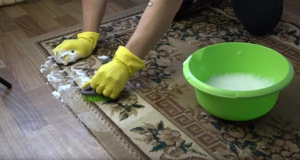 Отмыть палас от грязи в домашних