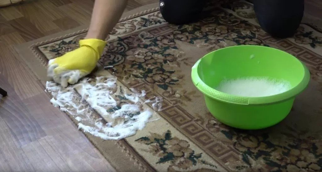Почистить ковёр в домашних условиях подручными средствами
