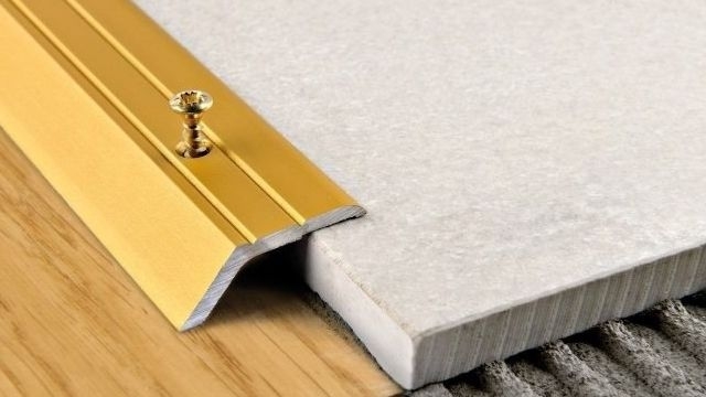 Порожек для плитки и ламината: как правильно положить его между покрытиями