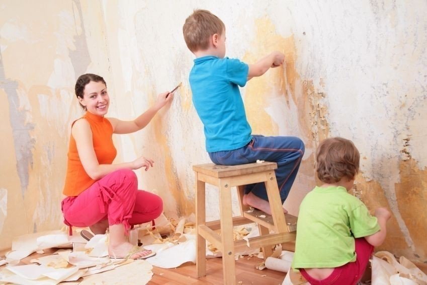 Семья с детьми делает ремонт