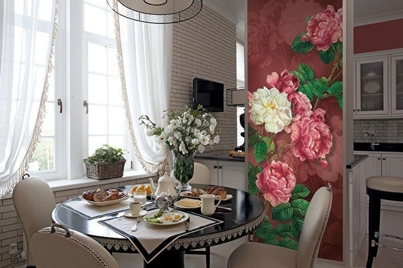 Цветы на кухне в интерьере на стене