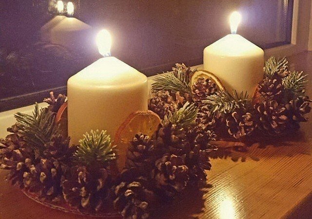 Новогодние композиции со свечами и шишками