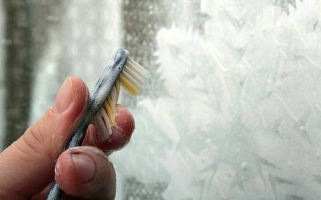 Снежинки на окнах с помощью зубной пасты
