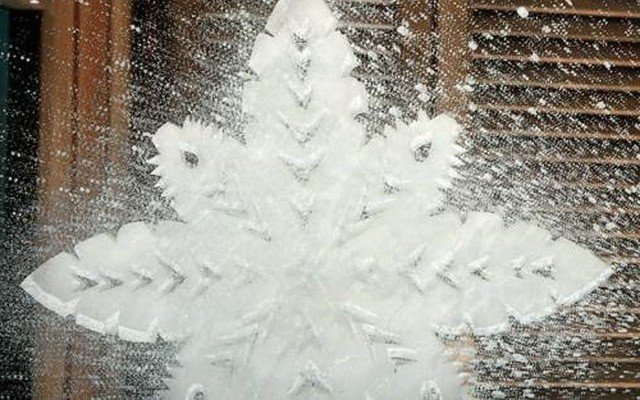 Снежинки на окне зубной пастой