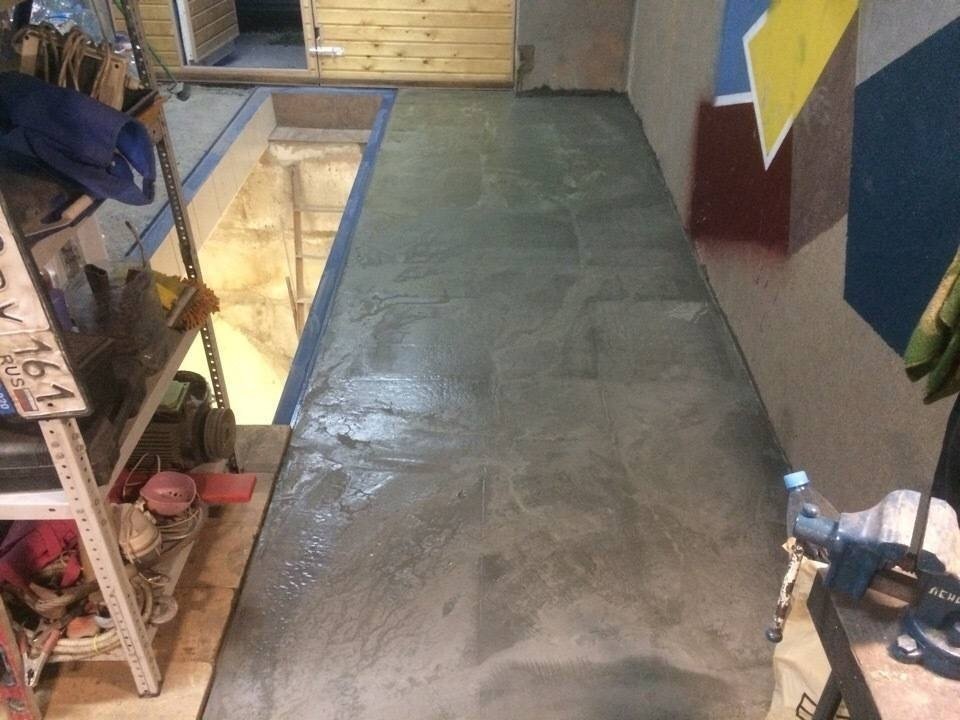 Гладкий бетонный пол в гараже