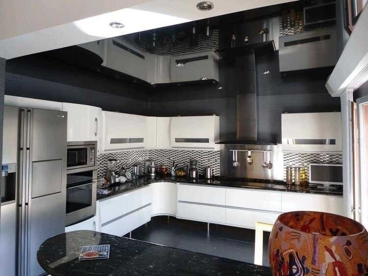 Черный глянцевый потолок на кухне