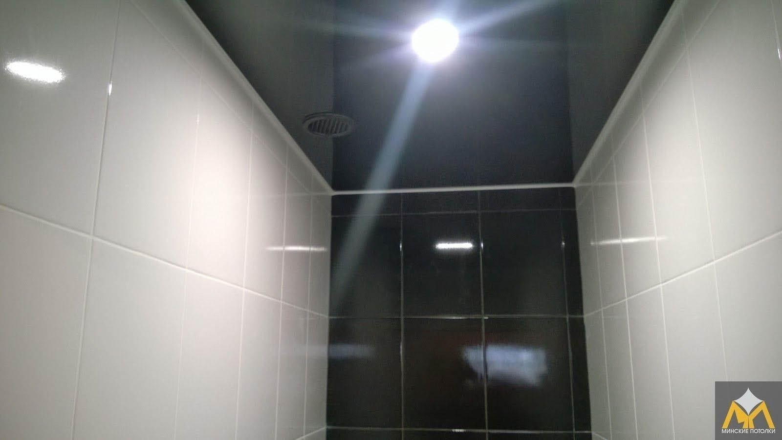 Черный натяжной потолок в ванной