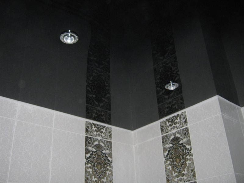 Натяжной потолок в ванной черно белый глянец