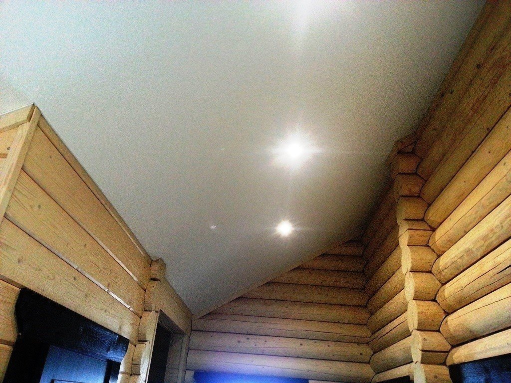 Натяжной потолок в бревенчатом доме