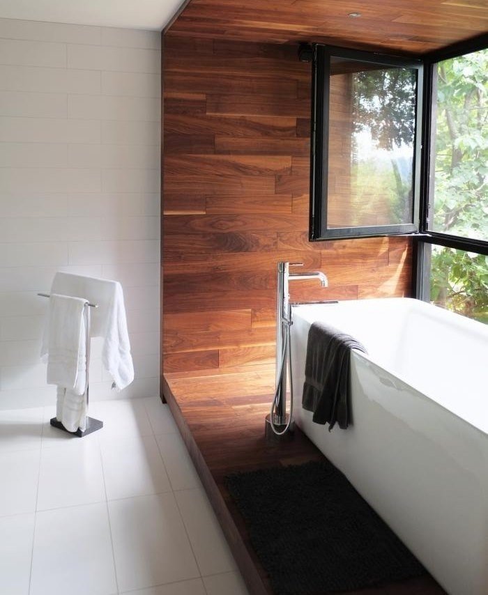 Ванная в стиле минимализм в деревянном доме