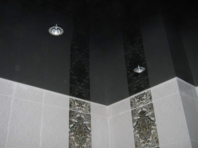 Черный глянцевый натяжной потолок в ванной