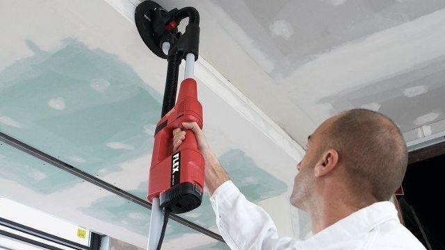 Покраска потолка – самый недорогой и простой способ отделки