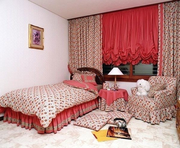 Бежевая спальня с оранжевыми шторами прованс