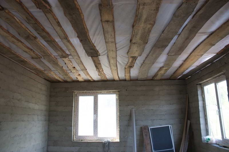 Потолок из необрезной доски в деревянном доме