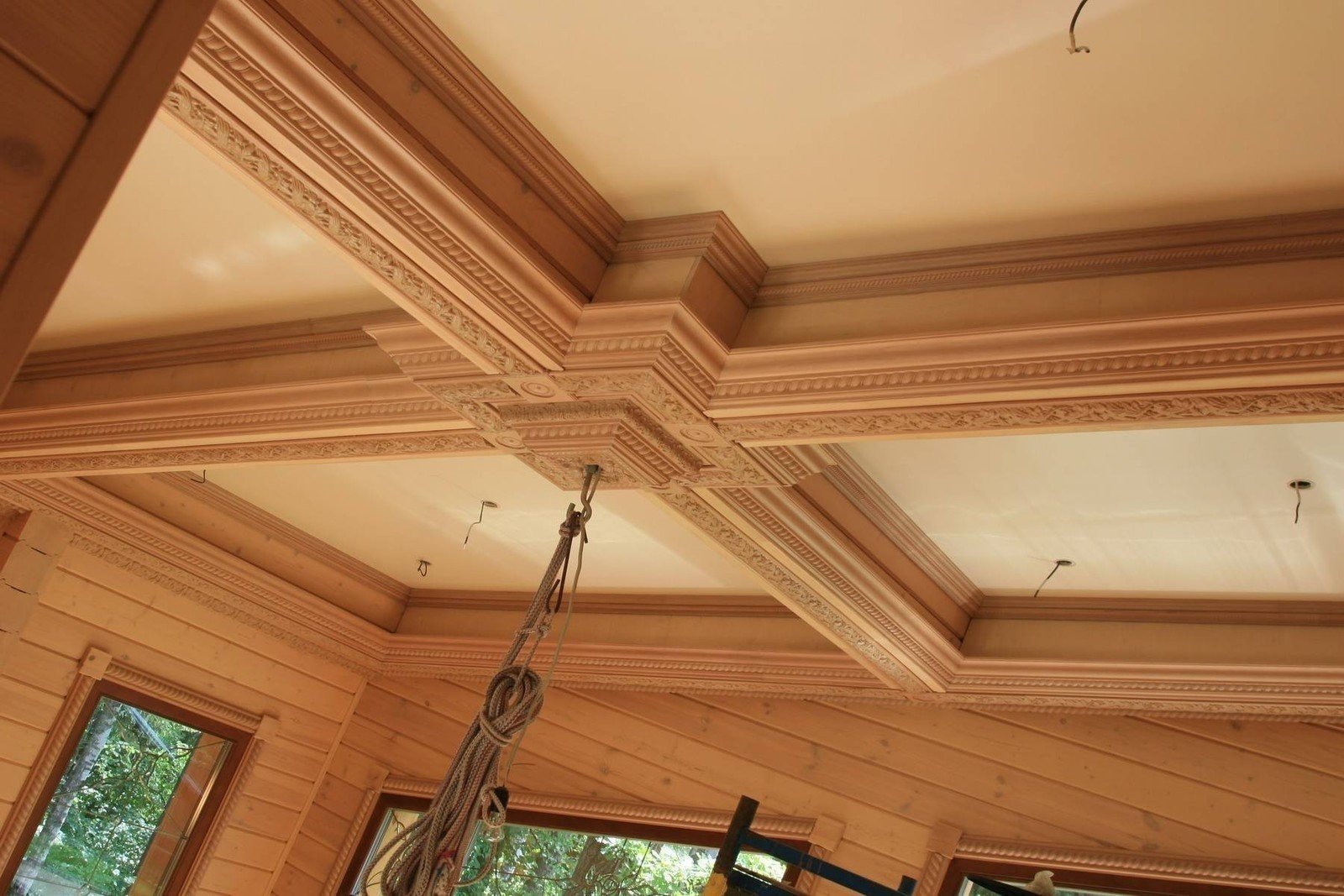 Плинтус потолочный деревянный для кессонного потолка