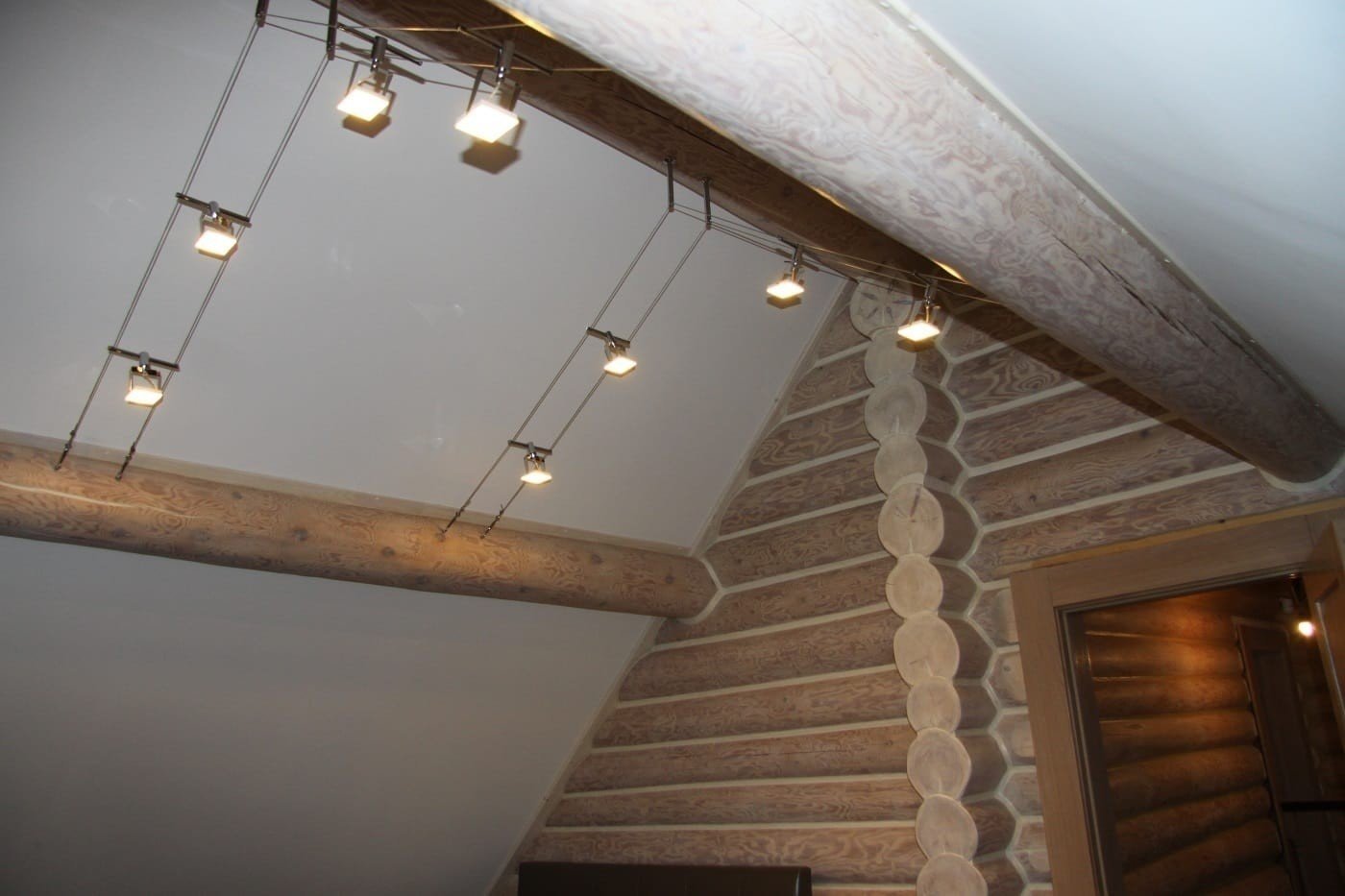 Потолок из панелей в деревянном доме