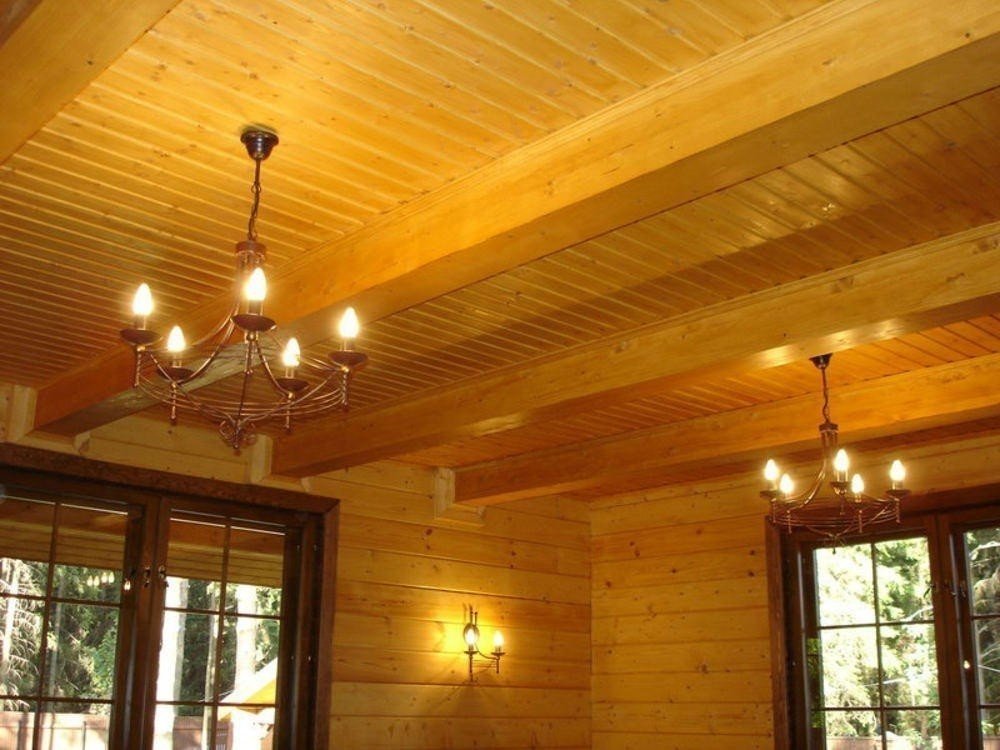 Потолок в деревянном доме из бруса