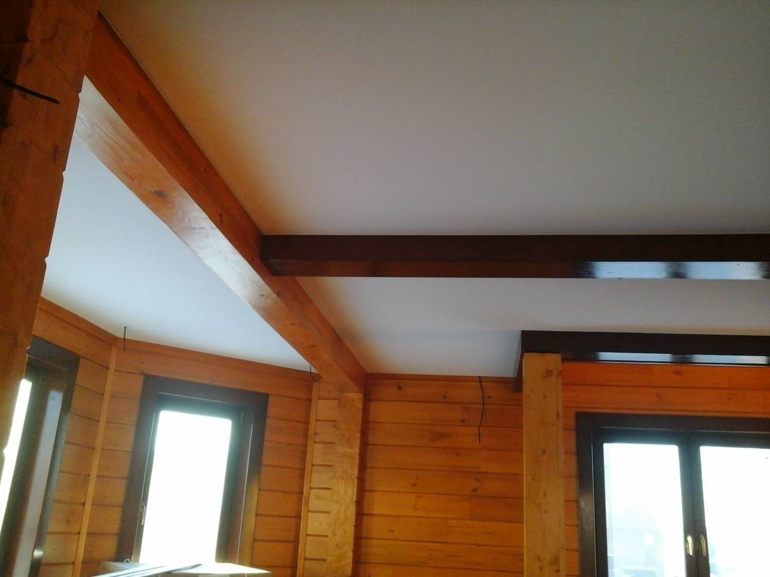 Потолок в деревянном доме с балками