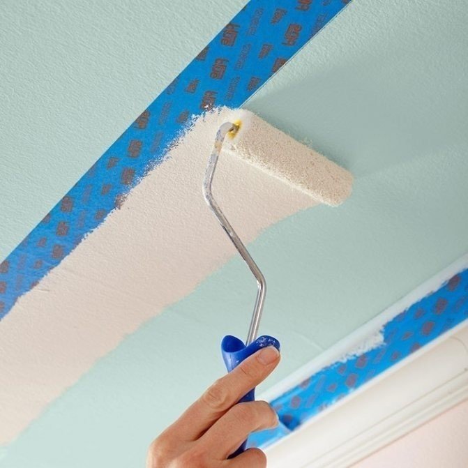 Направление покраски потолка водоэмульсионной краской валиком
