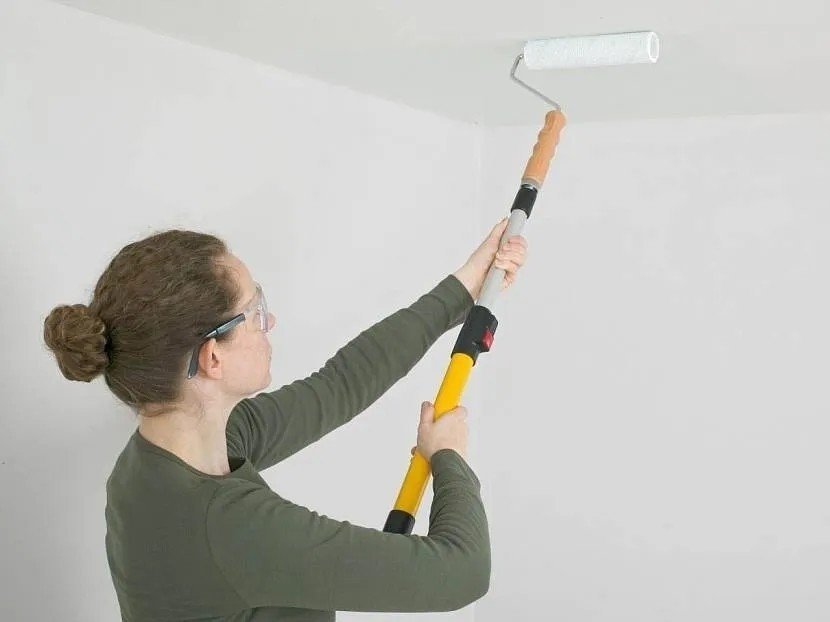 Правильно красить потолок водоэмульсионной краской валиком