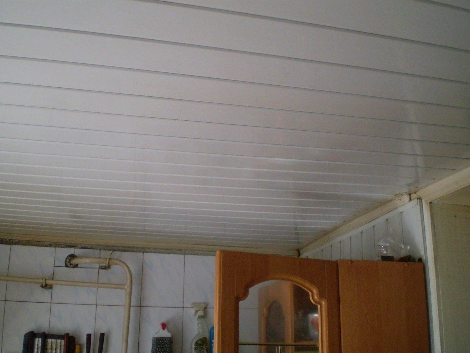 Потолок из панелей на кухне