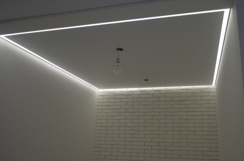 Контурный натяжной потолок с подсветкой
