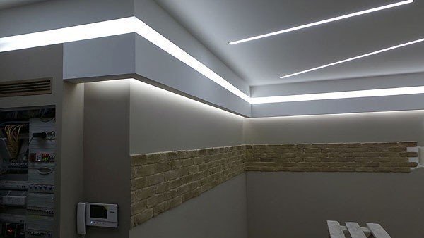 Линейные светильники по периметру потолка