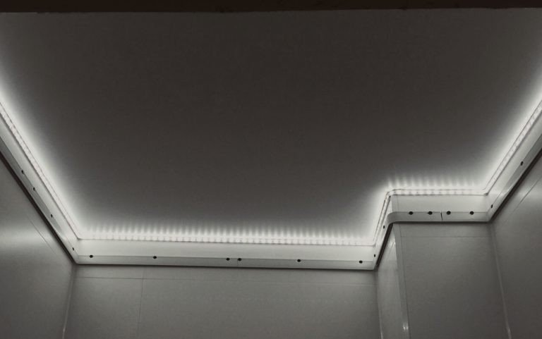 Потолок с подсветкой по периметру из гипсокартона