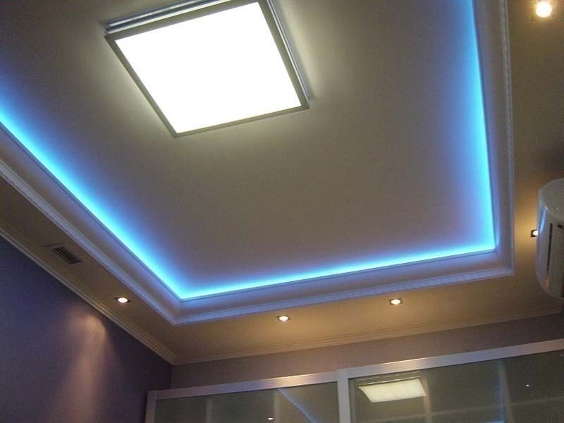 Прямой двухуровневый потолок с подсветкой