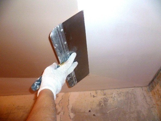Шпатлевание потолка под покраску