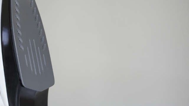Утюг с тефлоновым покрытием: как очистить подошву от нагара