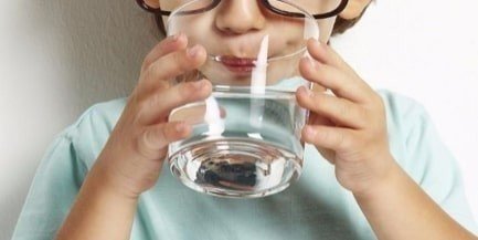 Ребенок со стаканом воды