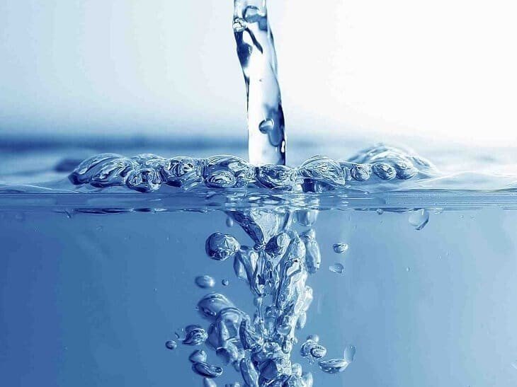 Чистая вода льется