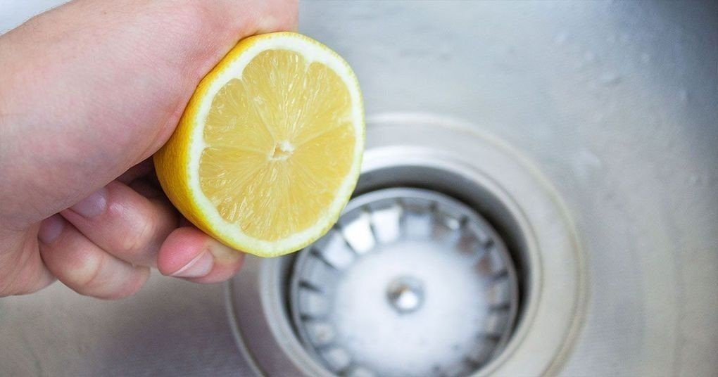 Отмываем кран с помощью лимона