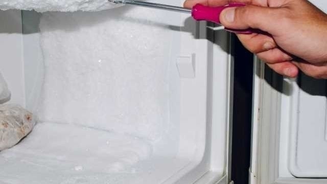 Чем и как правильно убрать плохой запах из морозилки