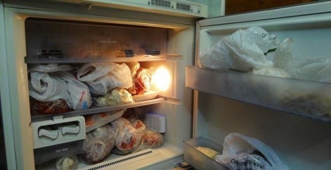 Продукты в холодильной камере замерзшие