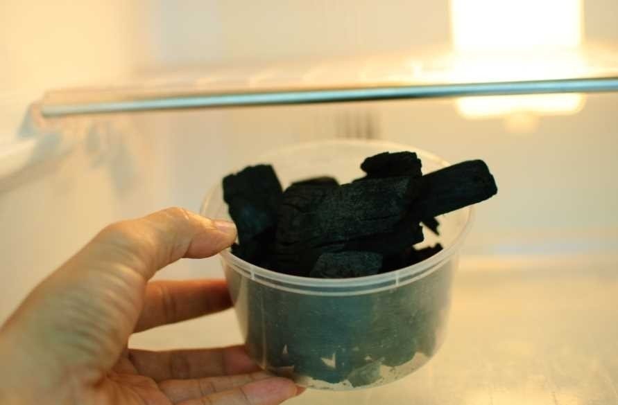 Уголь в холодильник от запаха