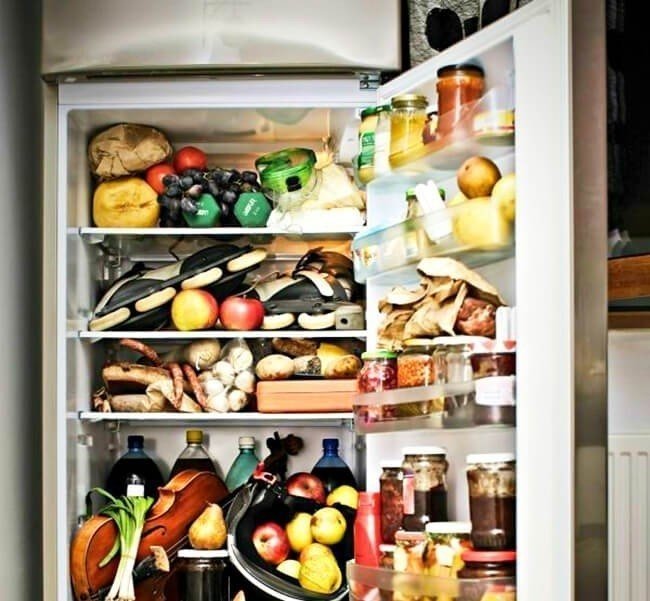 Открытый холодильник с продуктами