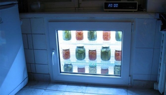Холодильник под окном из пластика