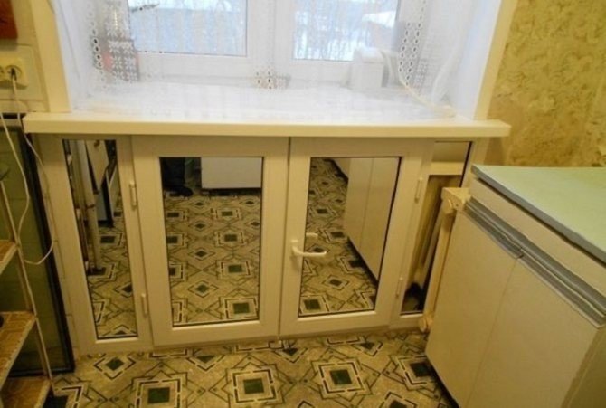 Хрущёвский холодильник под окном в шкаф