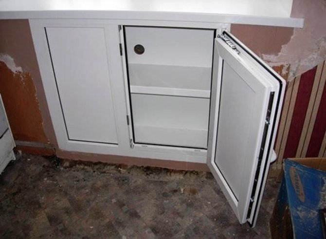 Хрущёвский холодильник под окном в шкаф